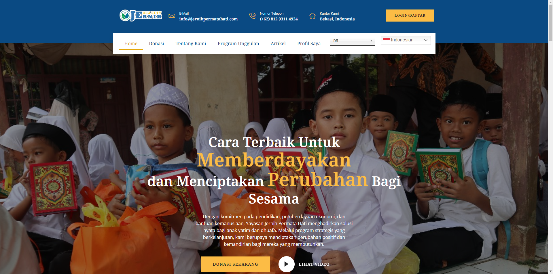 Klik tombol "Login" atau "Daftar" di sisi kanan halaman website.